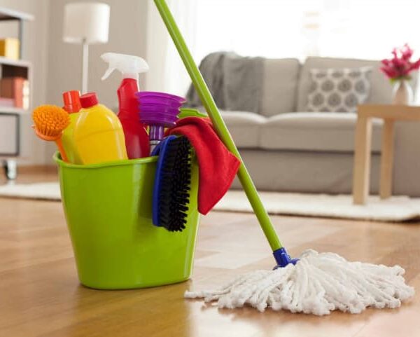 تنظيف صالون المنزل