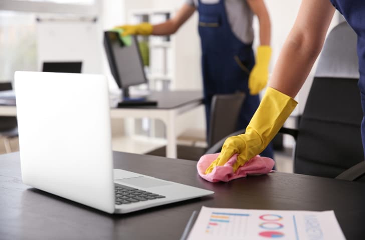 تنظيف أثاث المكاتب